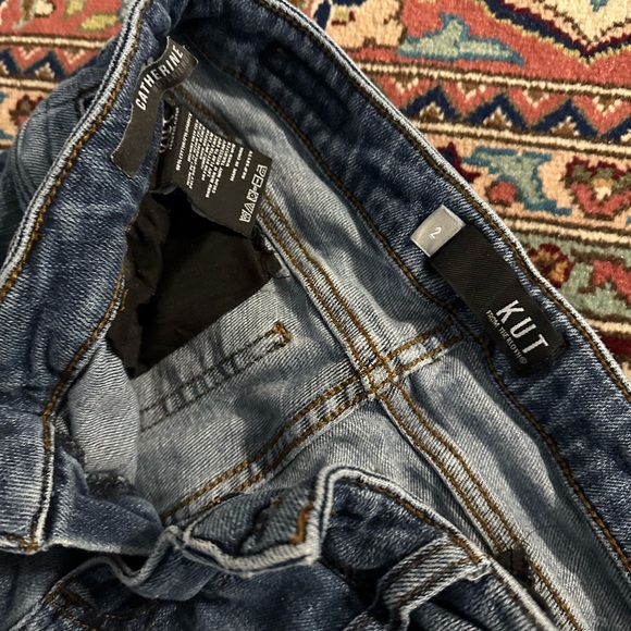 Kut From The Kloth Catherine Jeans. Size 2 - Picture 4 of 4